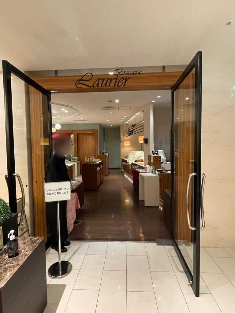 高崎駅直結、「Brasserie Laurier」の看板が目印です