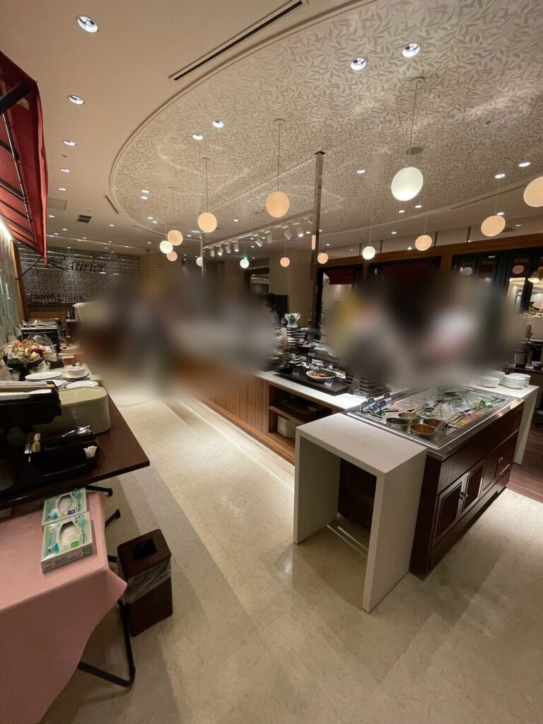 会場全景。ビュッフェ台にお料理がずらりと並びます