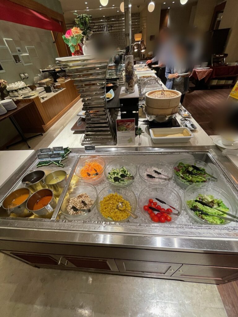 冷えたガラス容器に並ぶサラダと前菜のコーナー