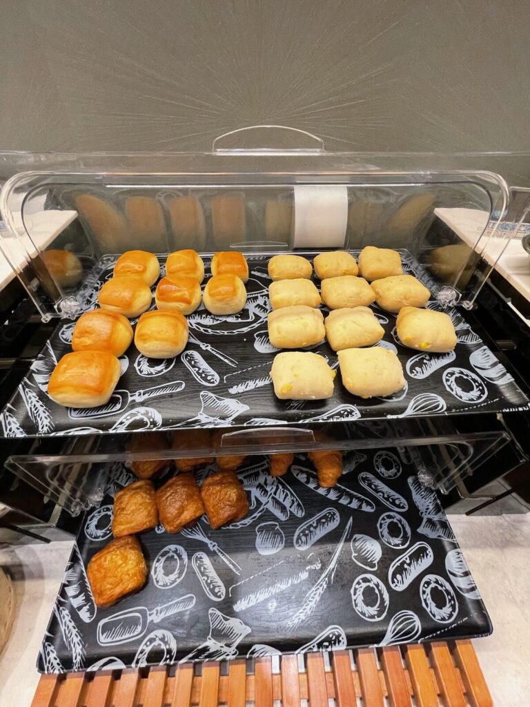 数種類のパンが並びます