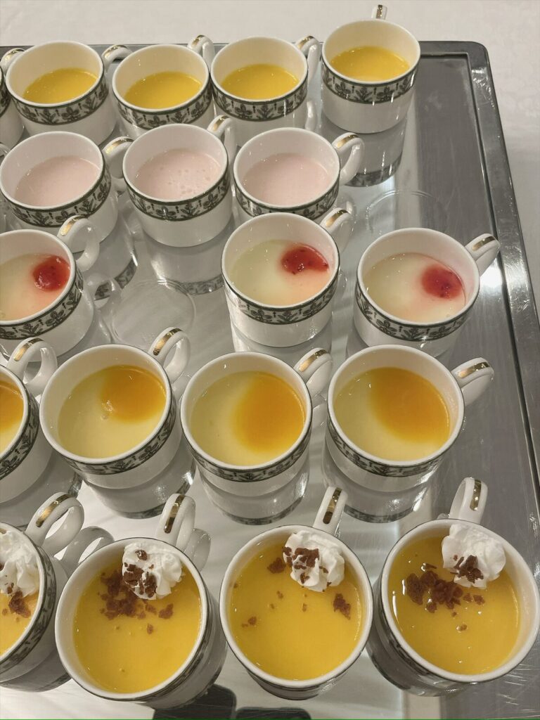 カップに入ったデザートが並ぶコーナー