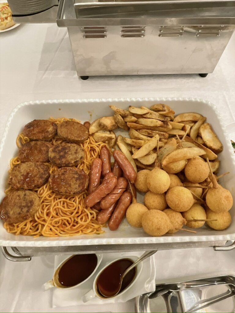 ハンバーグやナポリタンなどが並ぶ子ども向けのコーナー