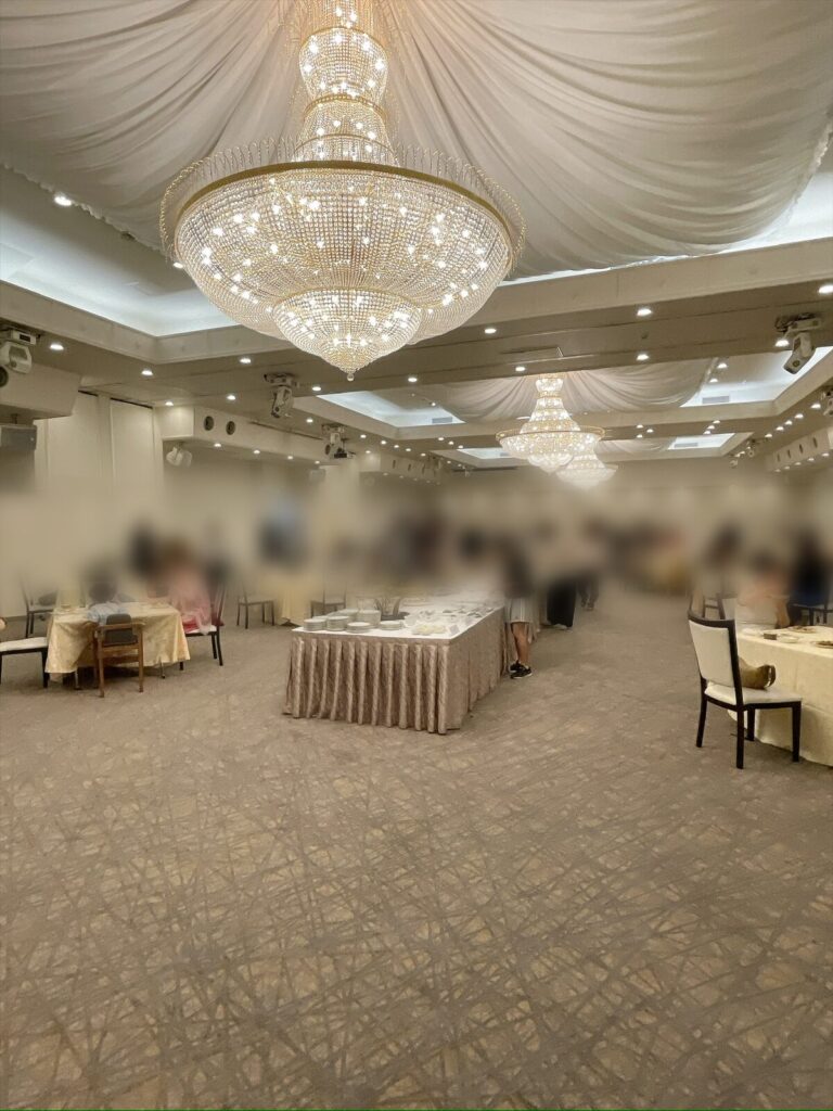 シャンデリアのある広い宴会場とビュッフェ台