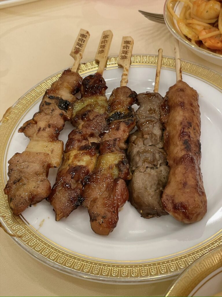 大皿に並べられた焼き鳥と串揚げ