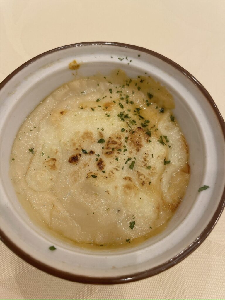 器に入った焼きたてのグラタン