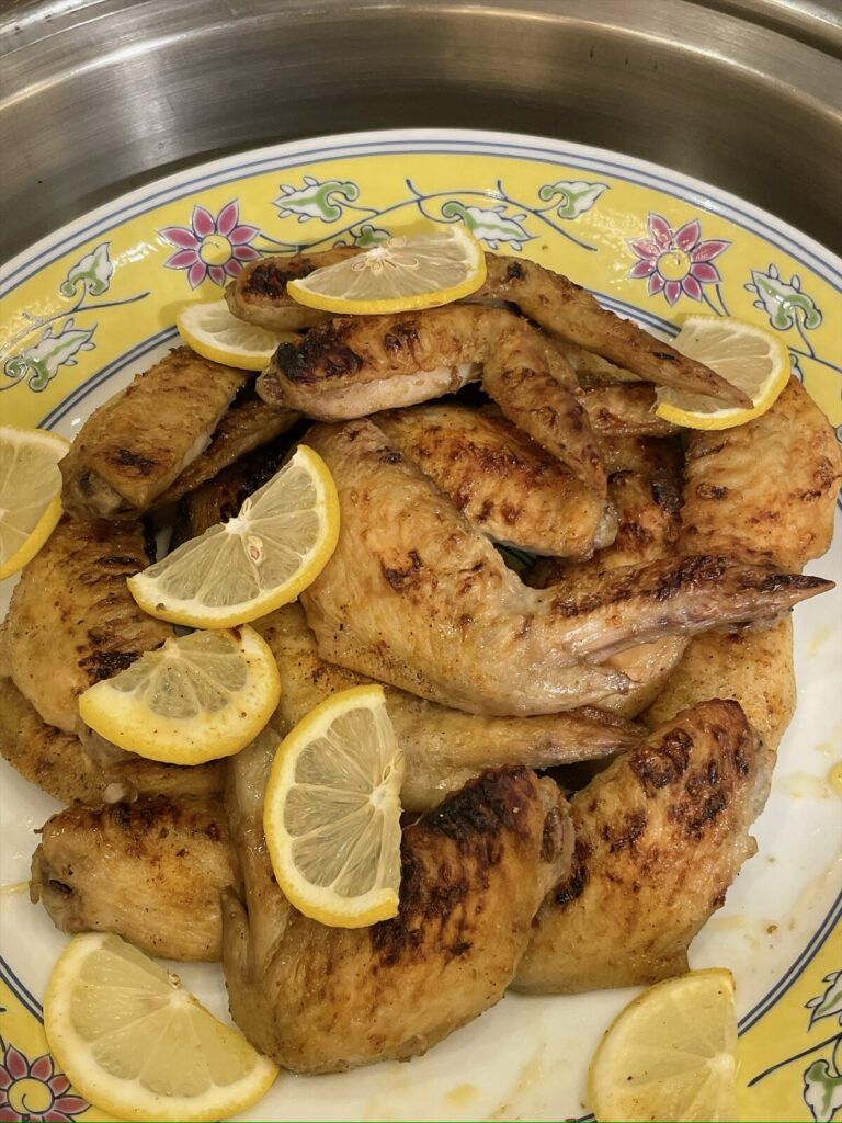 スパイシーな味つけのグリルチキンウィング