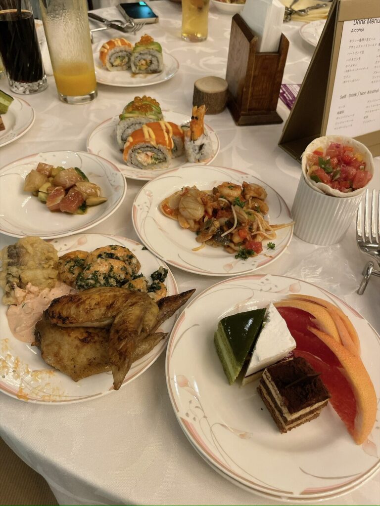 テーブルに並んだ料理と飲み物