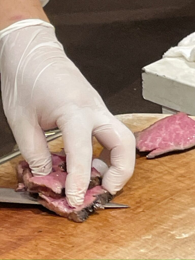 ハワイアンBBQの肉を切り分けているところ