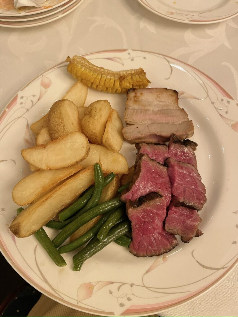 ローストビーフとローストポークに付け合わせを添えたメインディッシュ