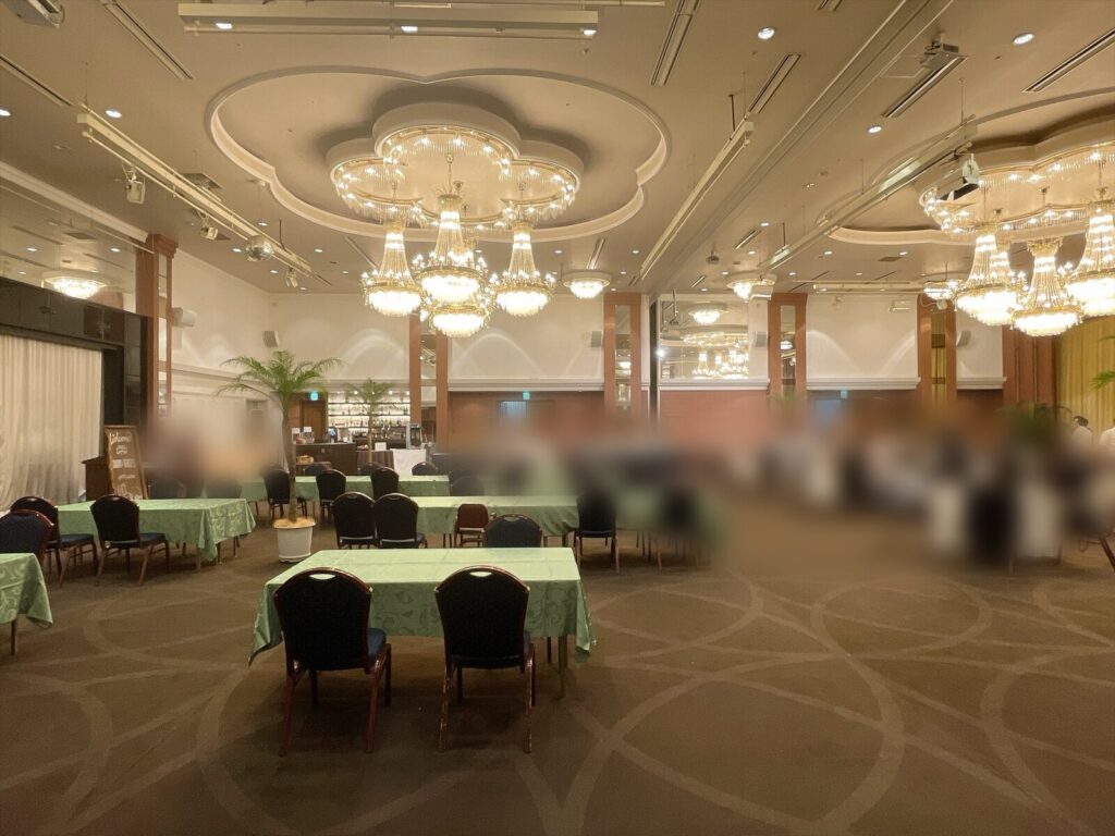 シャンデリアのある会場の全景