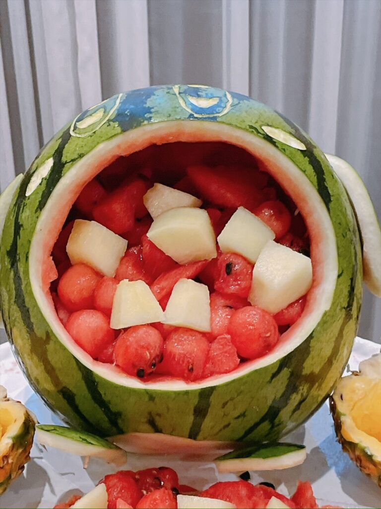 くり抜いて器にしたすいかとカットフルーツ