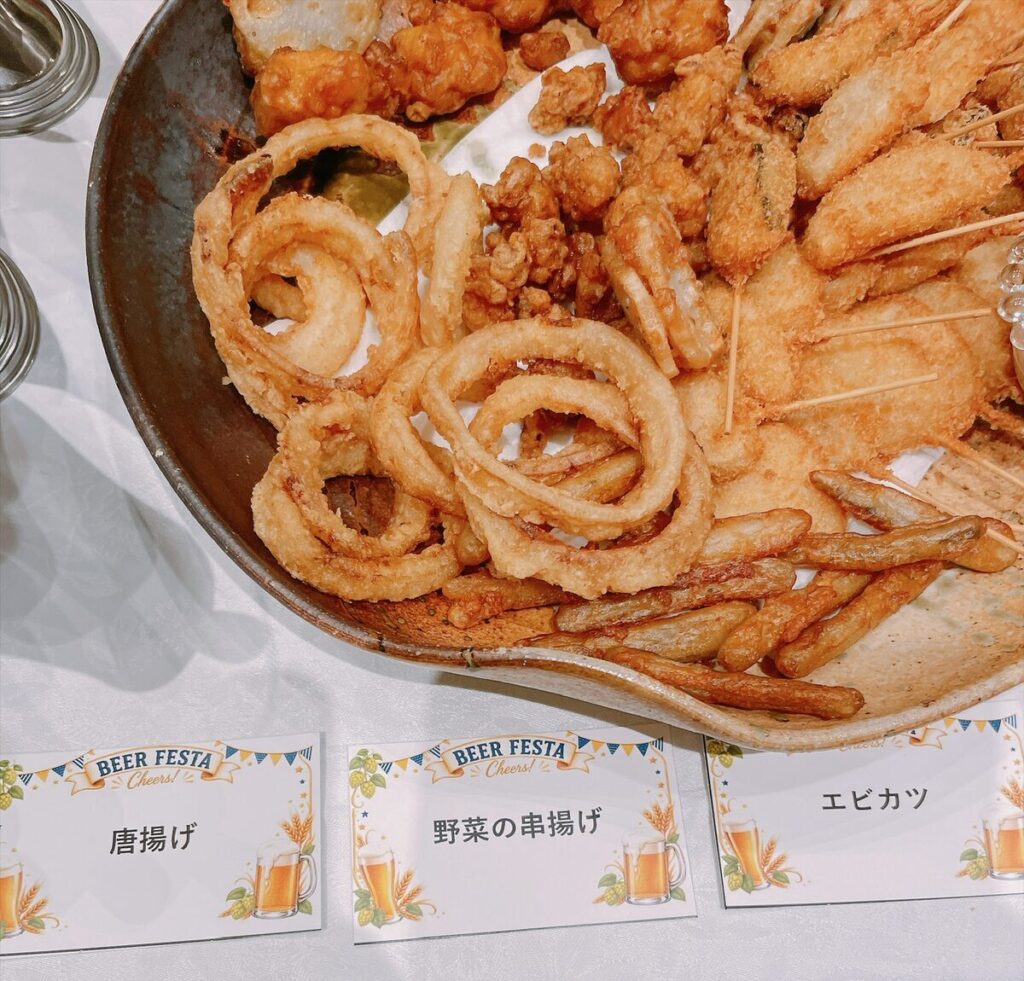 唐揚げ・串揚げ・エビカツが盛られた大皿