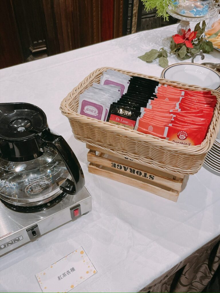 ティーバッグのバスケットとコーヒーメーカー