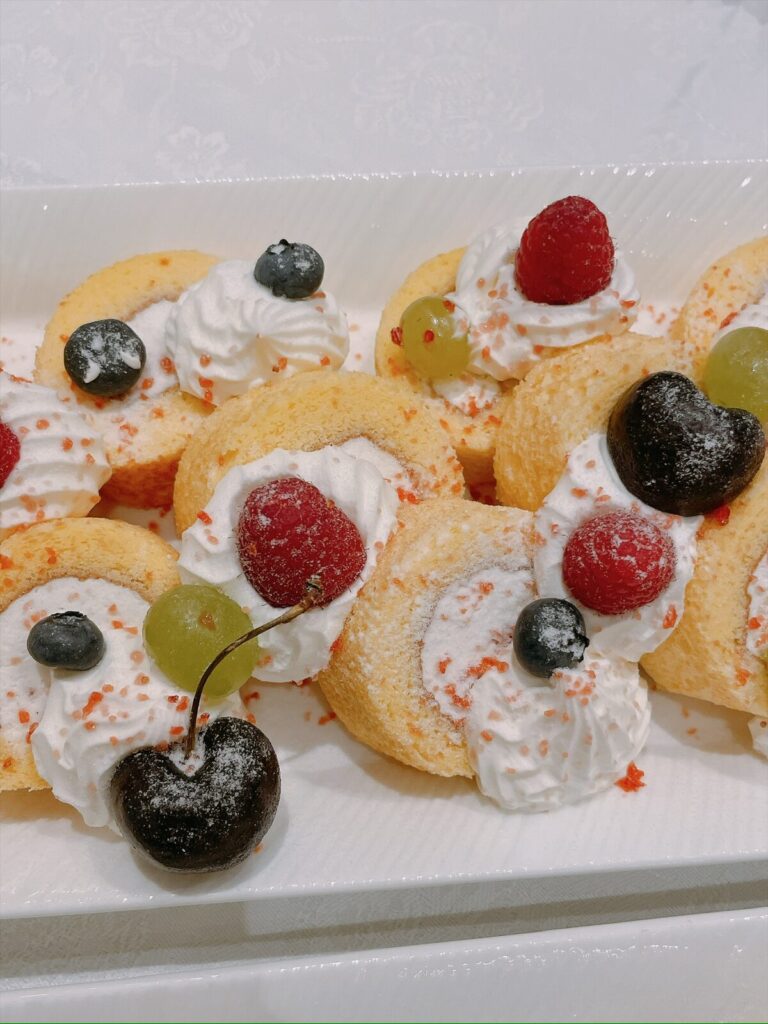 生クリームとフルーツをのせたロールケーキ