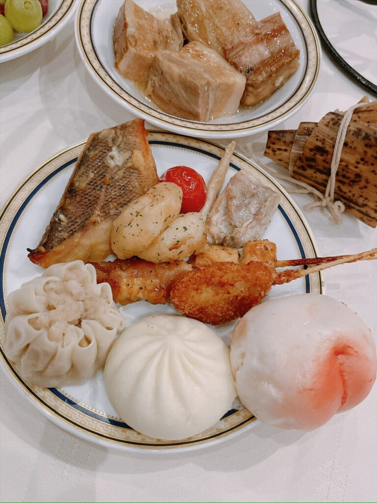 西京焼きや串揚げ、点心を盛った取り皿