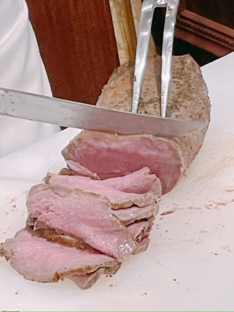 ナイフでローストビーフを切り分けているところ