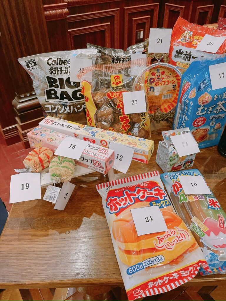 番号札のついたお菓子や日用品