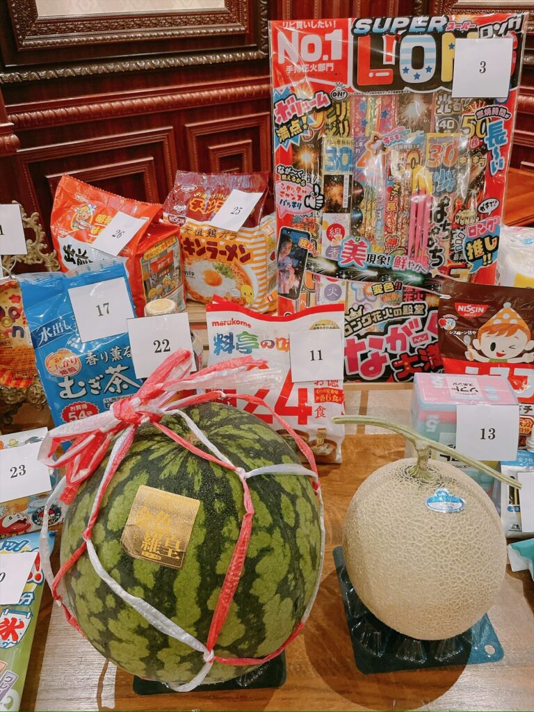 すいか、メロン、手持ち花火のセットなどの景品