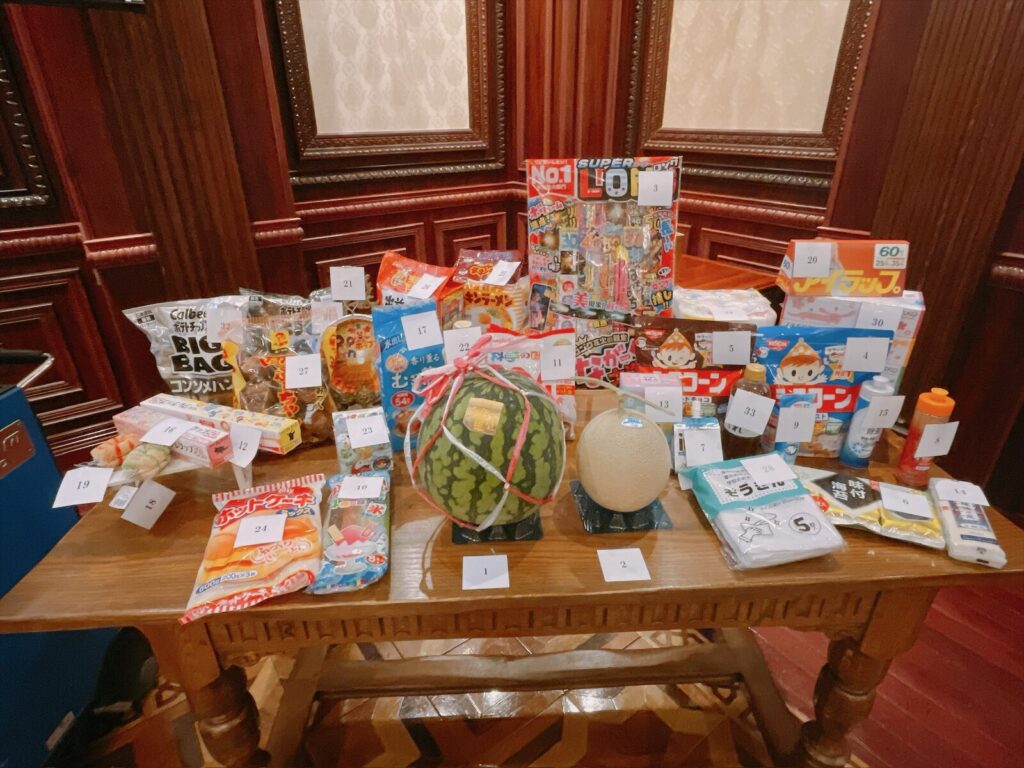 番号札のついた景品が並ぶテーブル