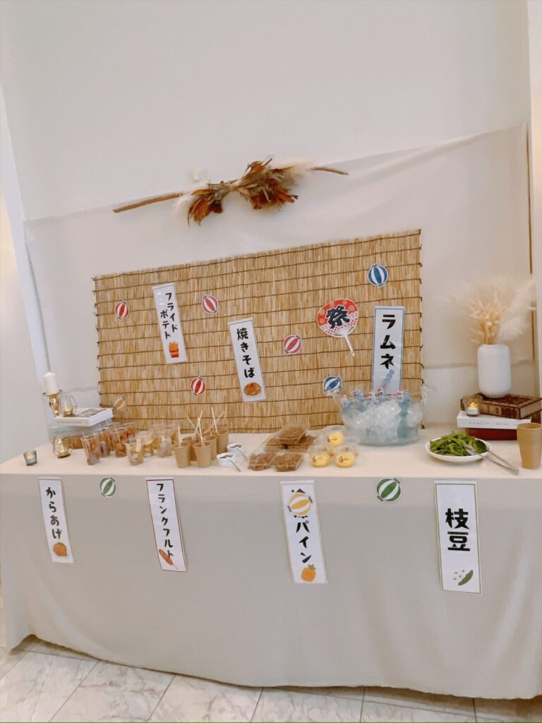 すだれと提灯で飾られた縁日コーナー