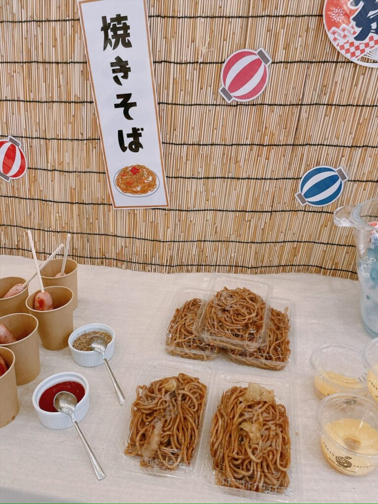 カップに小分けされた太麺の焼きそば