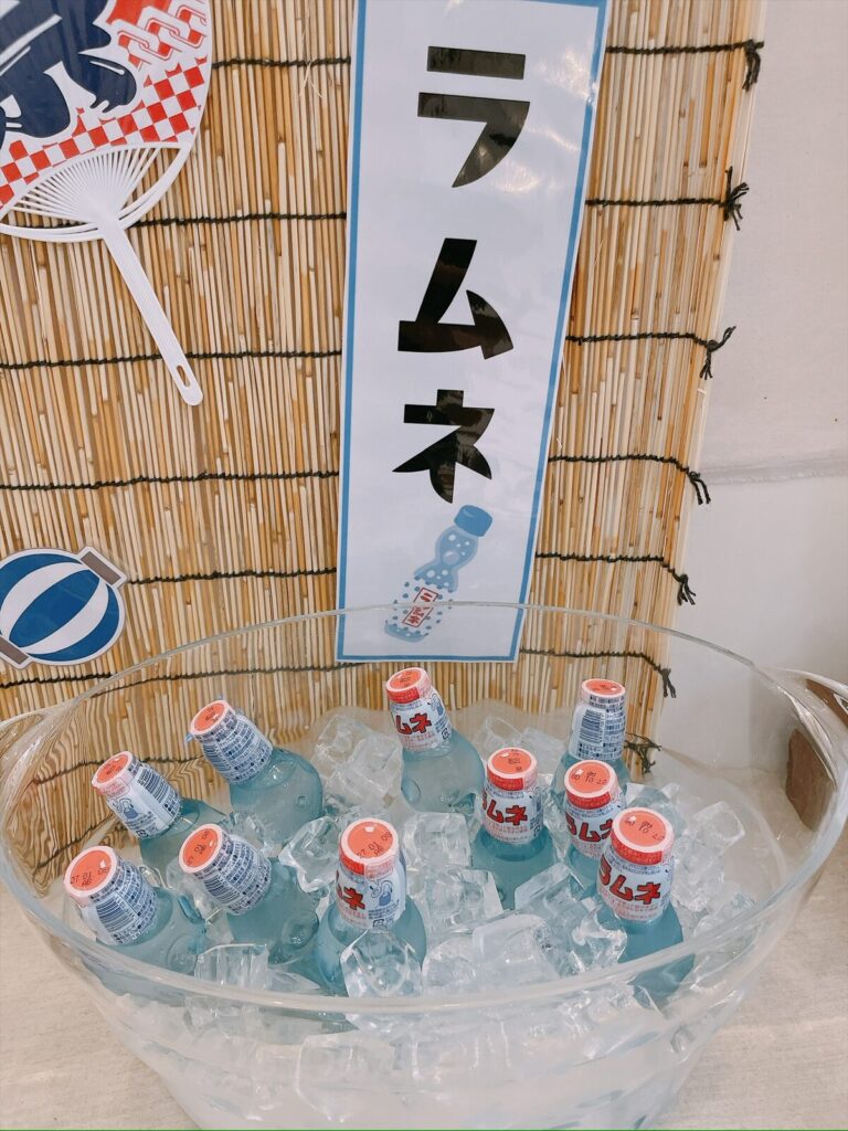 氷の中で冷やされたラムネの瓶