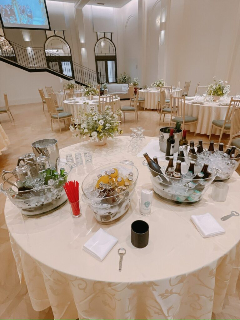 丸テーブルがゆったり並ぶ会場