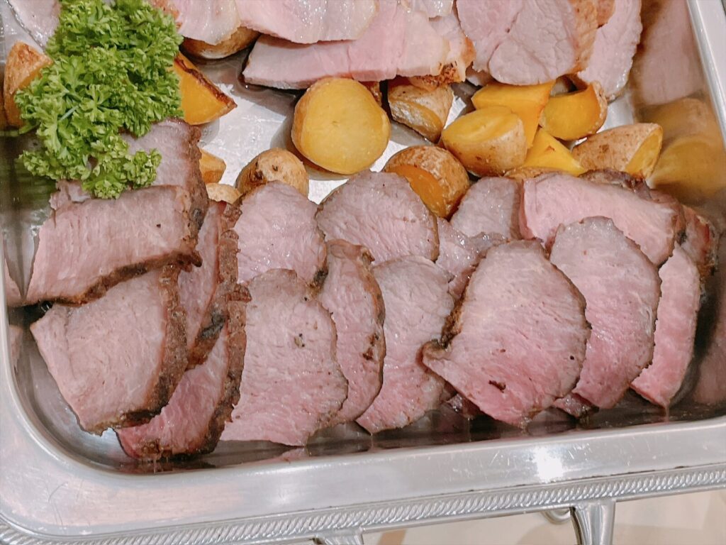 牛肉・豚肉・鶏肉とポテトを盛り合わせたミックスグリル