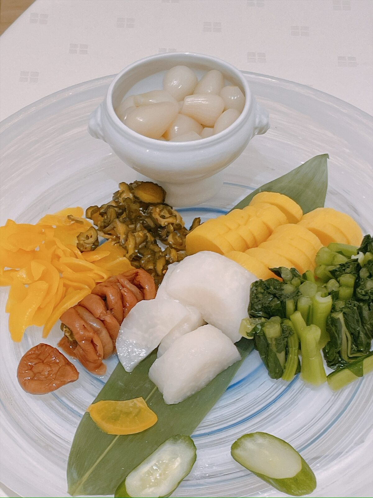 大皿に、たくあん、野沢菜、山芋などの漬物が盛り合わせてある