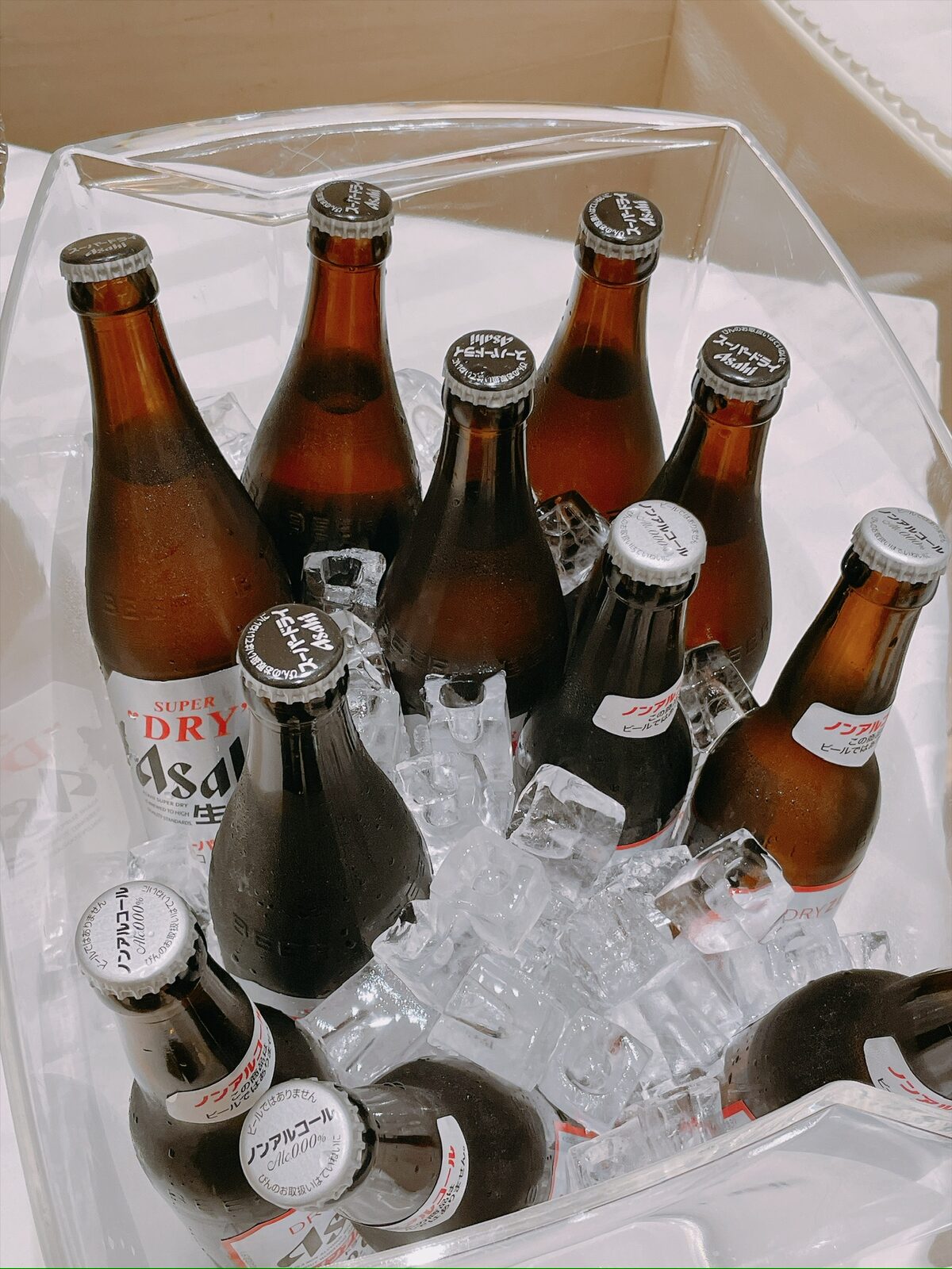 透明なバケツの氷の中に、アサヒスーパードライの瓶とノンアルコールのドライゼロの瓶が並んでいる