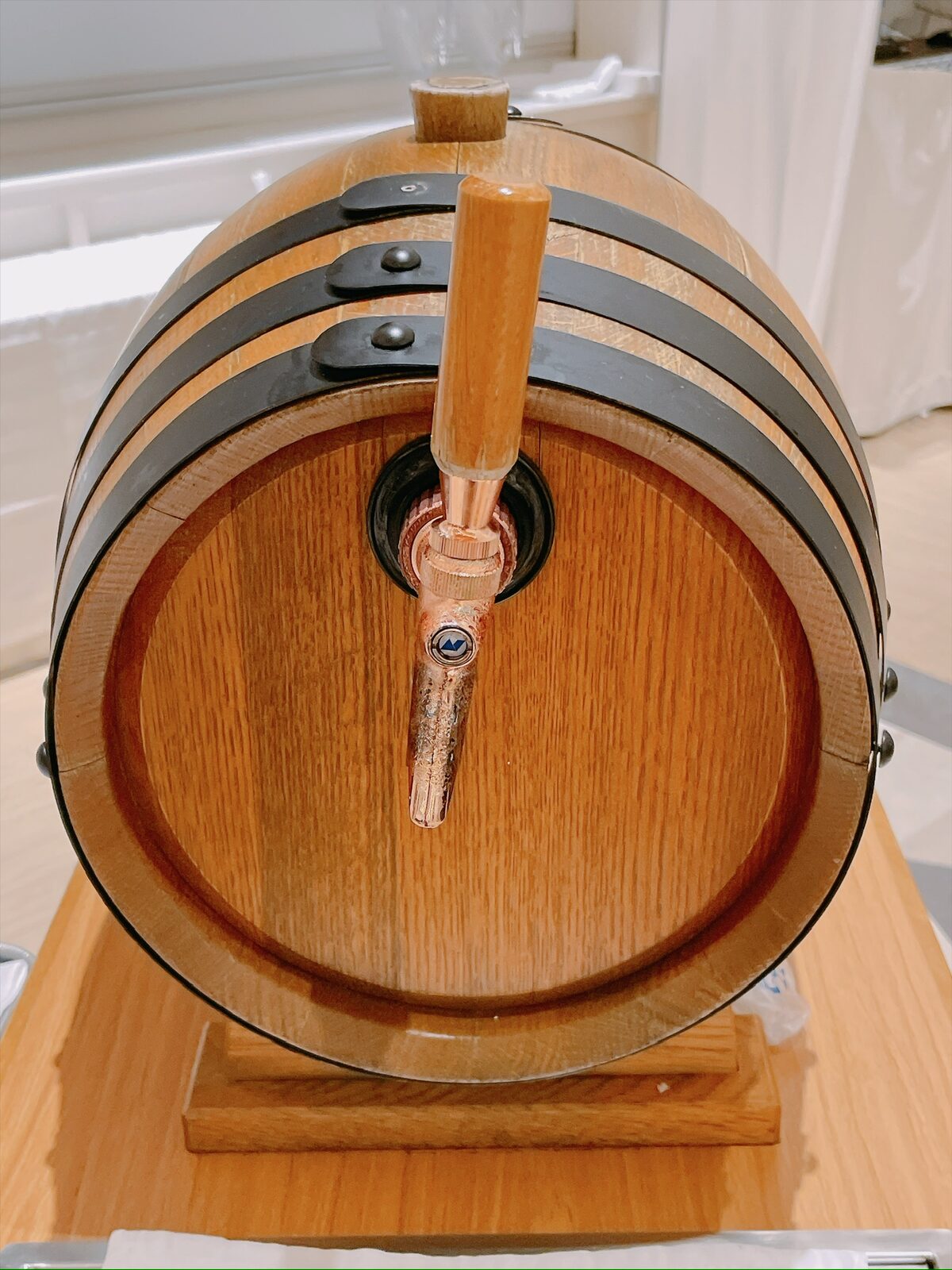 木製の樽の形をしたビールサーバー