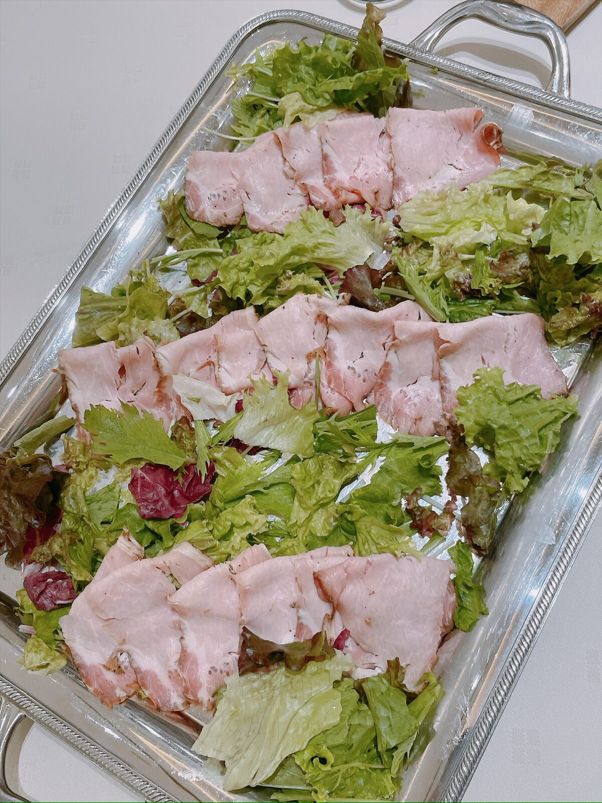 大皿に、レタスと一緒に薄く切った豚肉が並べられている