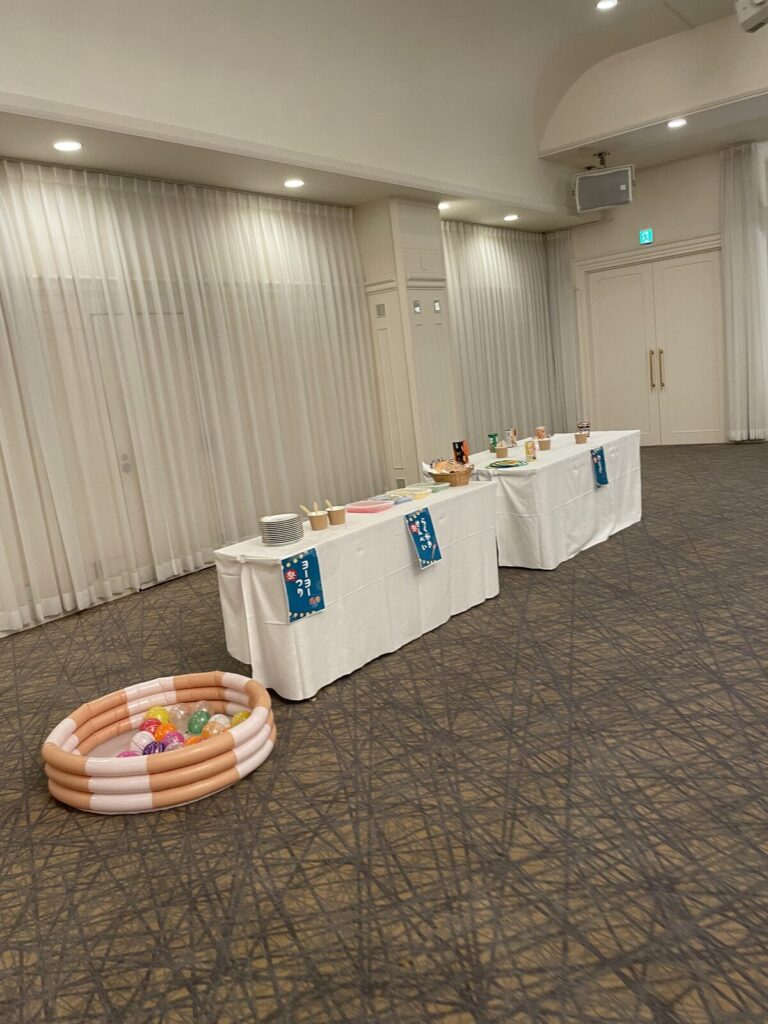 ヨーヨー釣りや景品が並ぶ子ども向けの縁日ブース