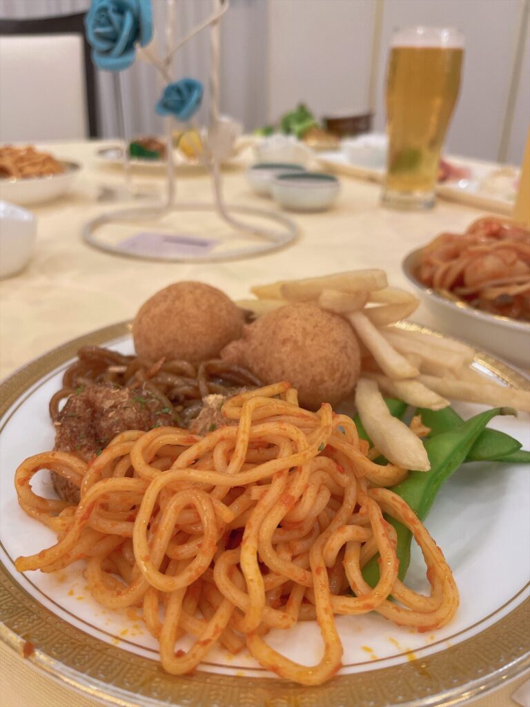 取り分けた料理の皿と生ビール