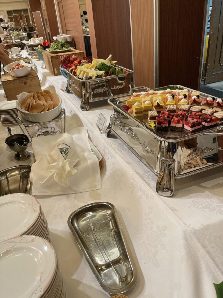 料理が並んだビュッフェ台