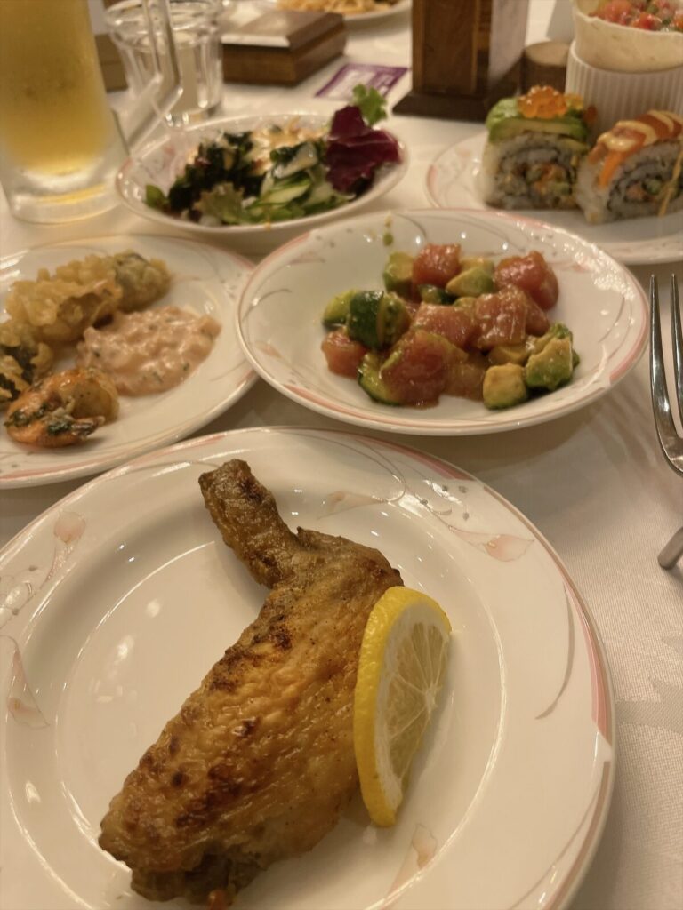 生ビールのグラスと、取り分けた料理の皿