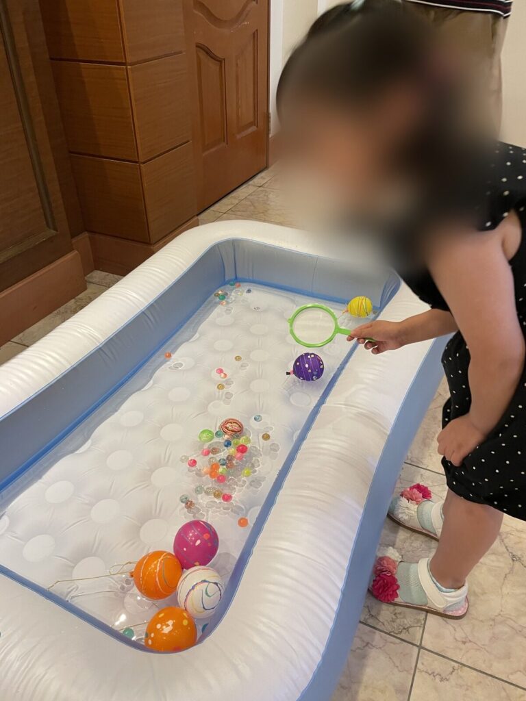 スーパーボールすくいをする子ども