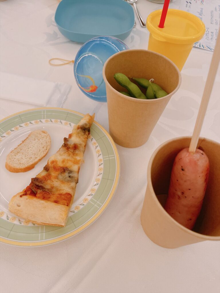 子ども用の取り皿と蓋つきのコップ