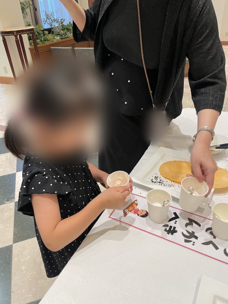 らくがきせんべいに挑戦する子ども
