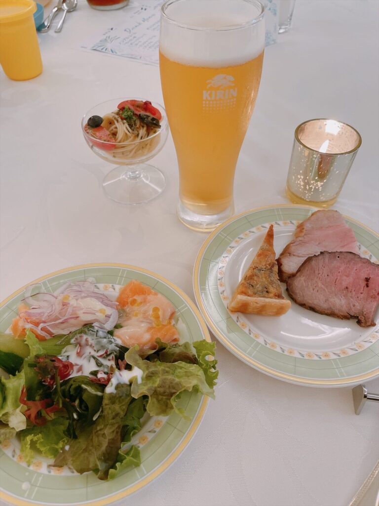 生ビールと取り皿、テーブルの上のキャンドル