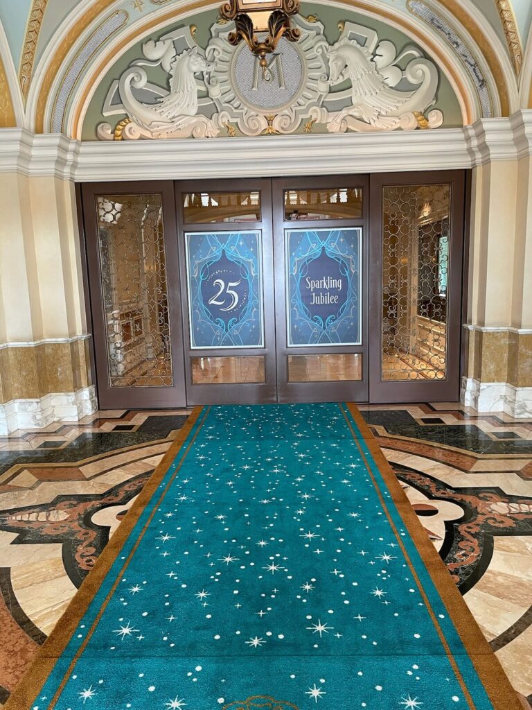 ホテルミラコスタ館内入口の扉と、星模様の青い絨毯