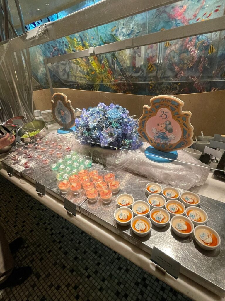 カップデザートが並ぶビュッフェ台と25周年の装飾