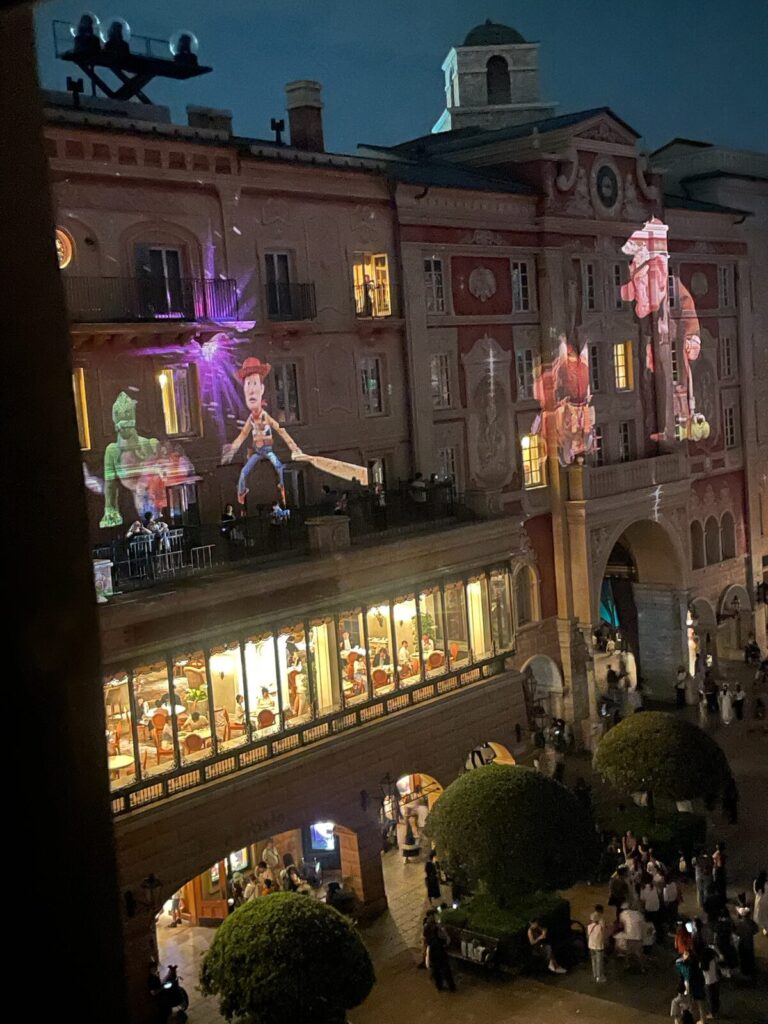夜のポルト・パラディーゾの建物に映し出された映像演出