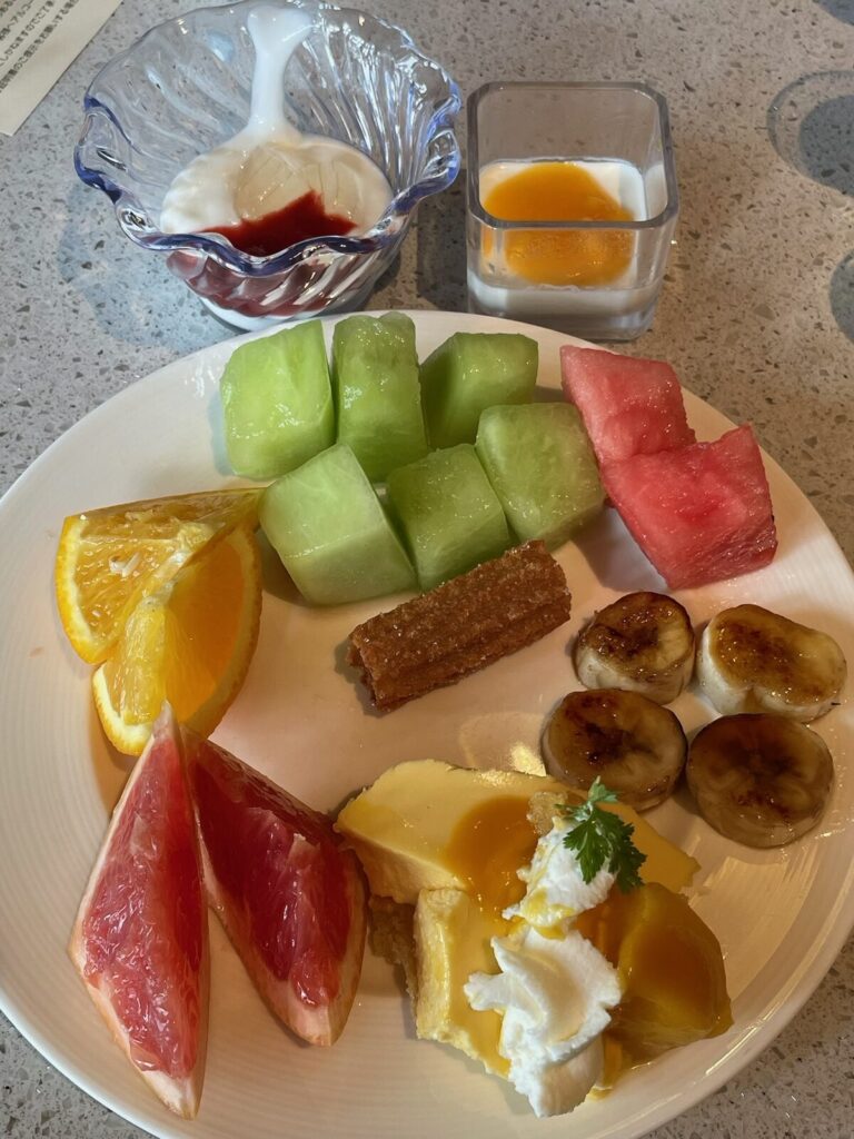 朝食のフルーツとヨーグルトを盛った皿