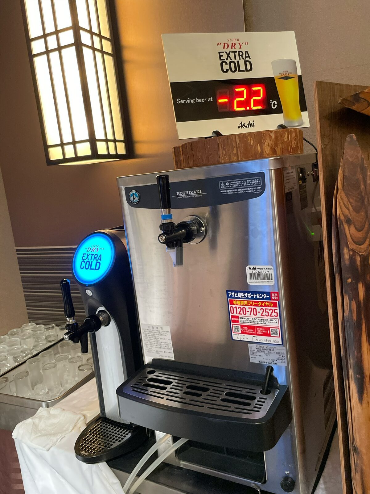 生ビールのサーバーと、その上の「Serving beer at −2.2℃」と表示された案内